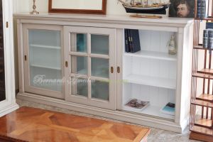 Credenza in legno finitura colore tortora parti interne bianco con 3 ante scorrevoli